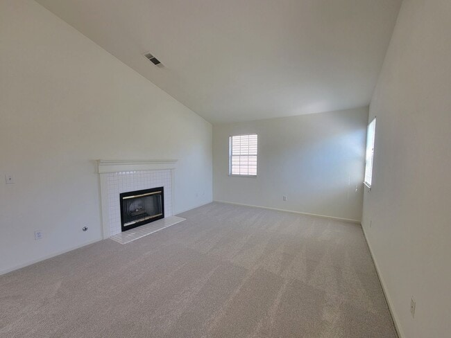 Building Photo - Lovely and Spacious 4-bedroom Beauty in De...