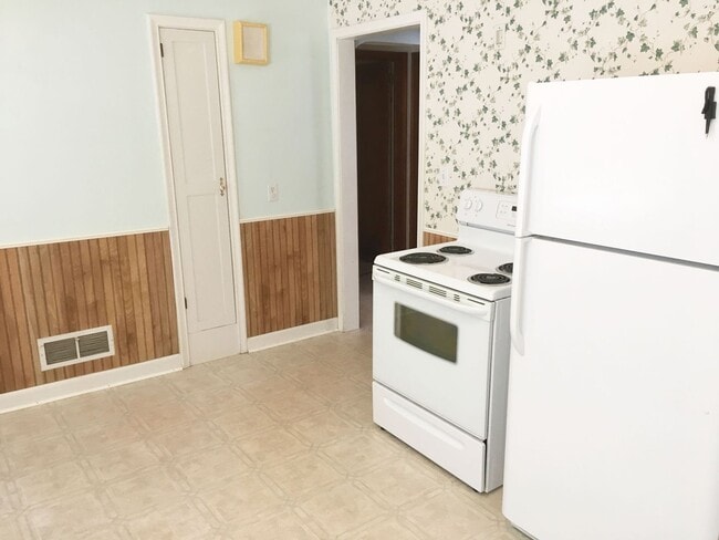 Building Photo - 3 Bedroom, 2 Bath Single Family Home with ...
