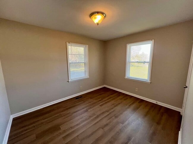 Building Photo - 3 Bedroom Duplex near Murfreesboro City Center! *Large Carport*