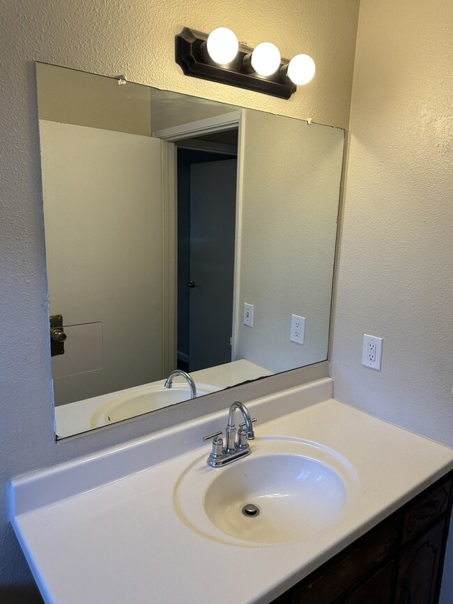 Building Photo - MANTECA 3 BEDROOM 2 BATH HOME