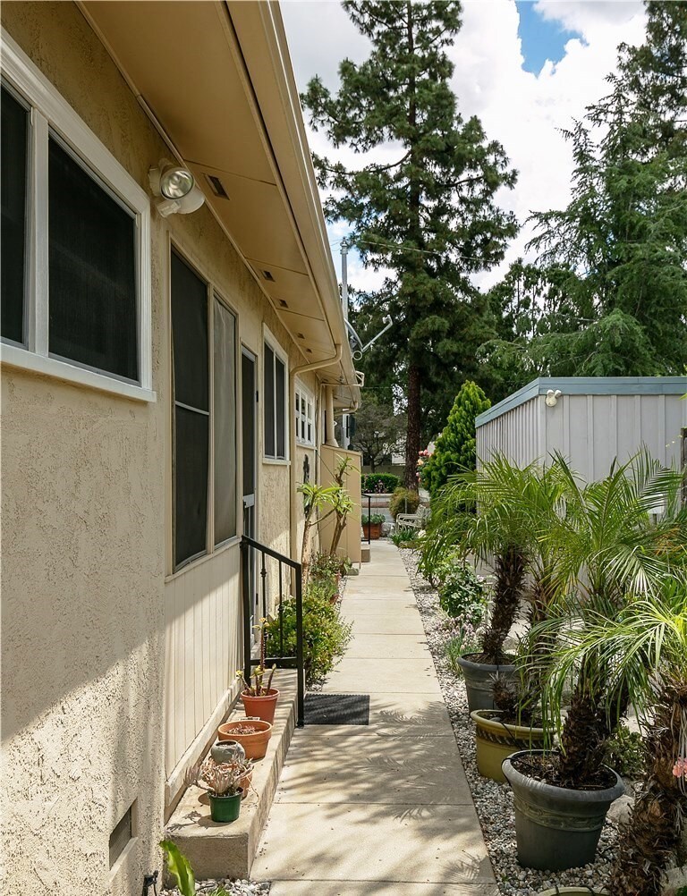 Side profile - 909 N Santa Anita Ave