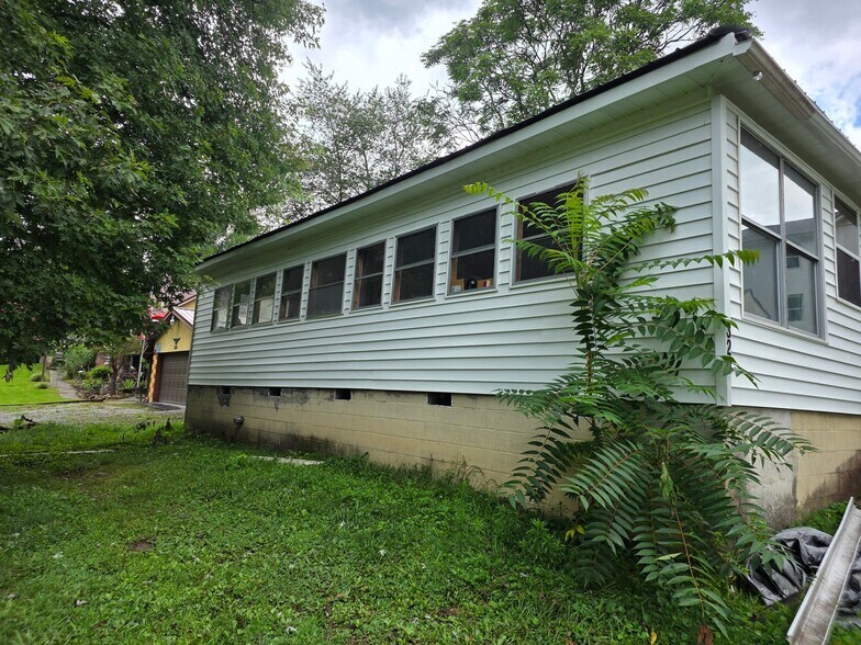 Building Photo - 320 Riverview St