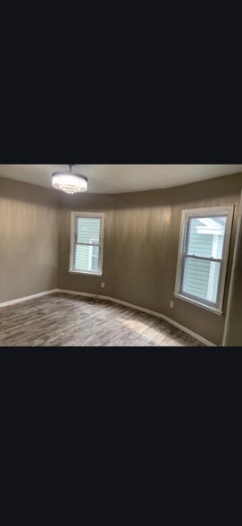 Building Photo - 52 Hilton St