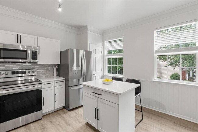 Building Photo - 6720 Stoneleigh Way
