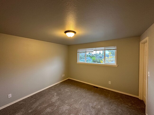 Building Photo - Charming 3 Bed 2 Bath Home with 2-Car Garage in Maple Leaf