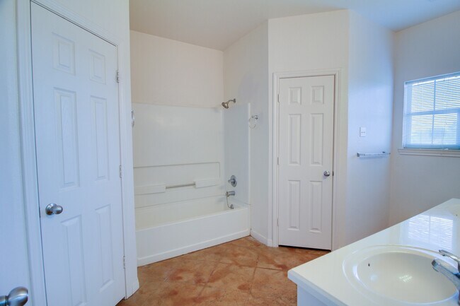 Building Photo - Surrey Ridge Duplex