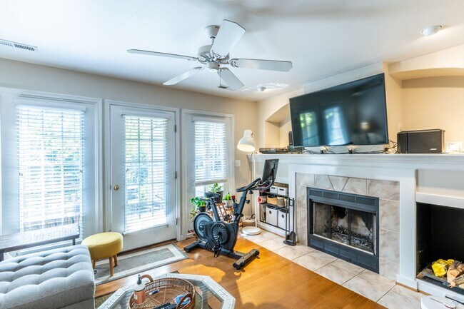 Building Photo - 1463 Glenside Green - River Run Townhome!