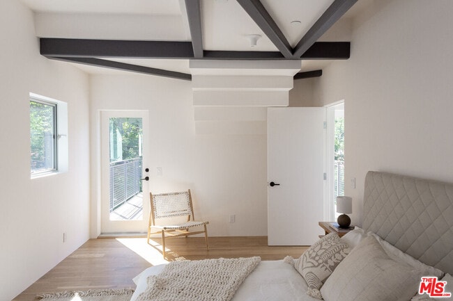 Building Photo - 8870 Wonderland Ave