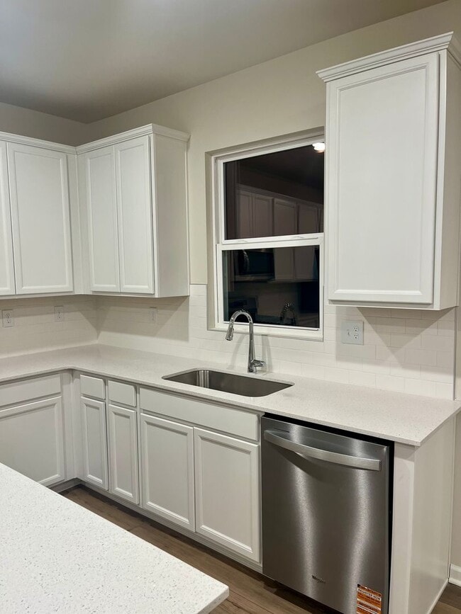 Building Photo - Newer Construction Home!