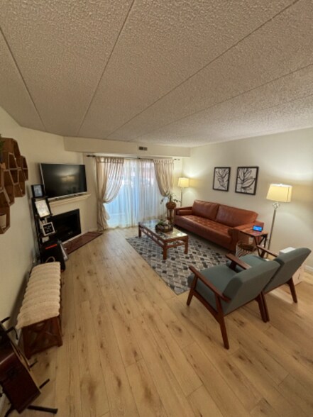 Building Photo - 484 Timber Ridge Dr