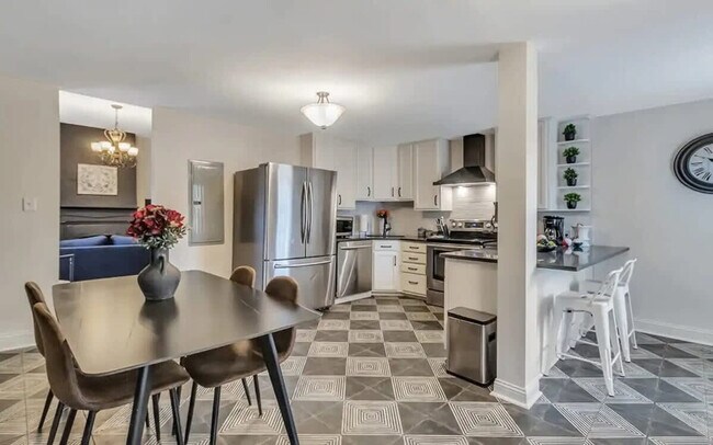 Building Photo - 515 E Huntingdon St