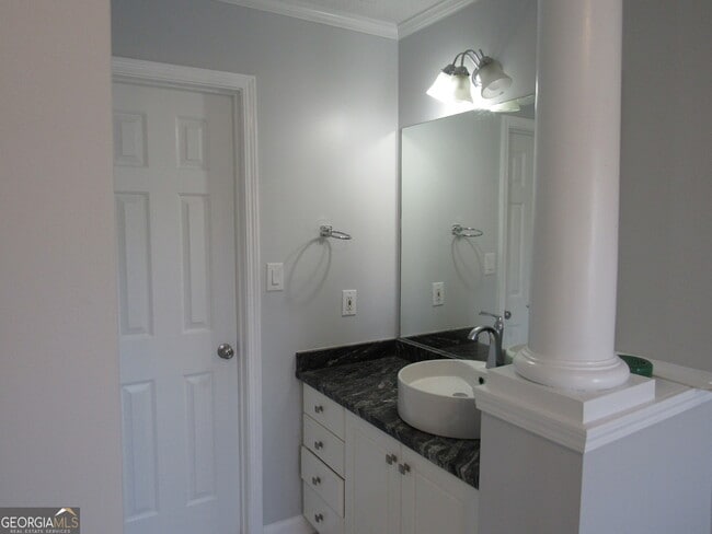 Building Photo - 305 Sunderland Cir