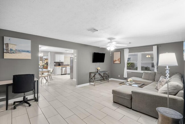 Building Photo - 730 SE White Ave