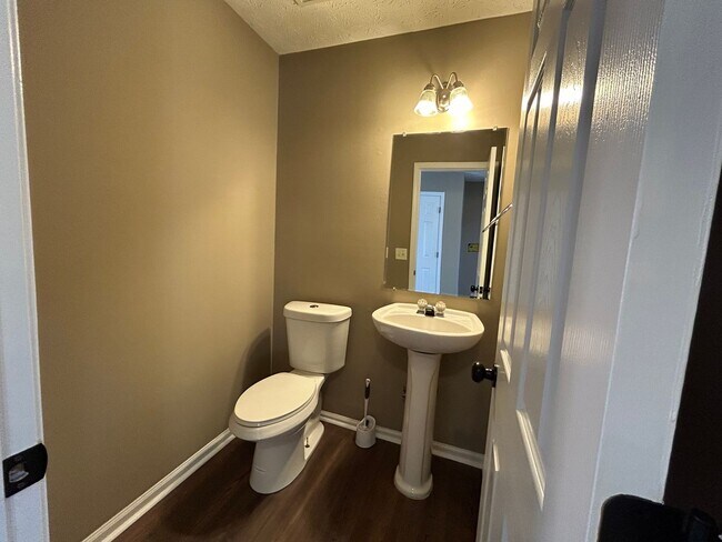 Building Photo - 1536 Ravens Run - Recently Renovated! Bran...