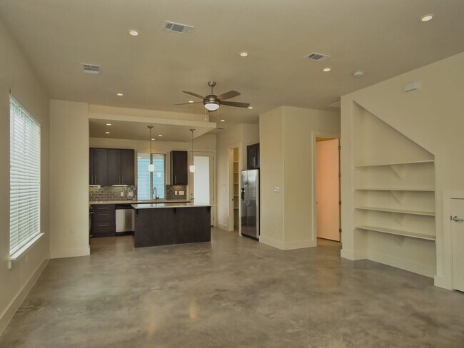 Building Photo - 603 W 30th St
