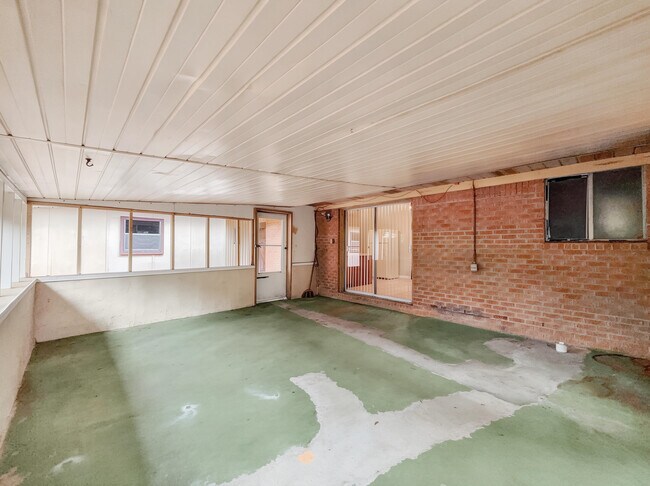 Building Photo - 122 Jamestown Ave