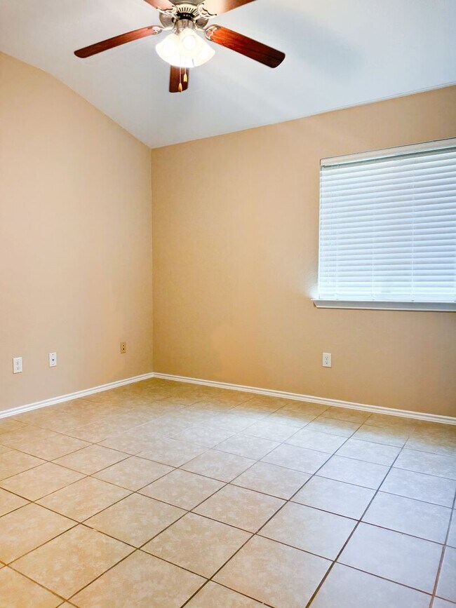Building Photo - Perfect location! 4/2 home!