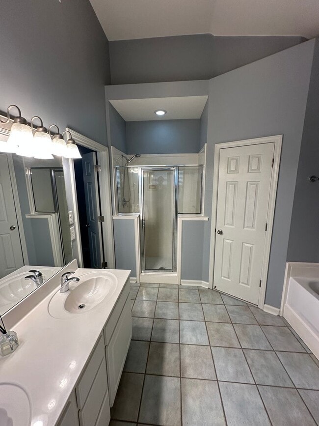 Building Photo - Move In Ready! Newly Refinished Floors! Upgraded Fixtures!