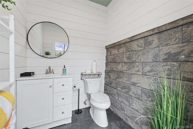 Building Photo - 6 W Landing Rd