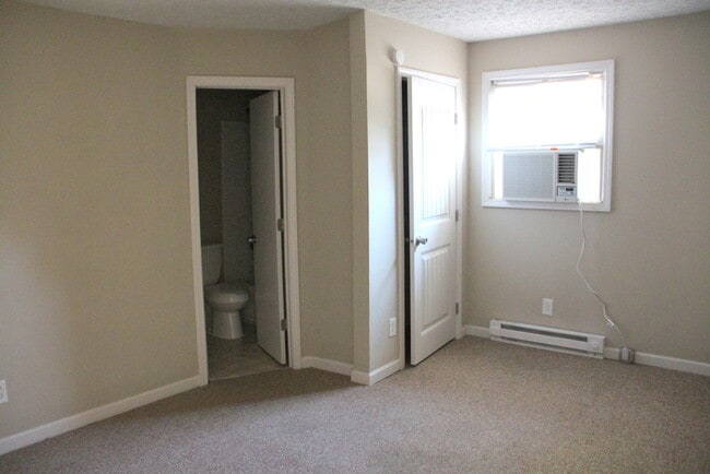 Building Photo - 2 Bedroom / 2 Bath Apartment with w/d hook...