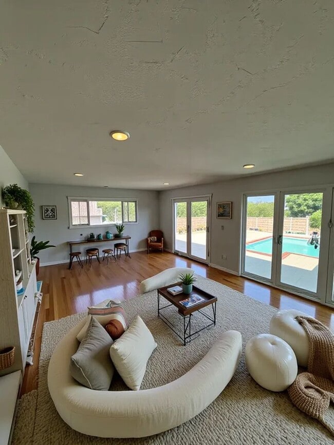 Building Photo - Gorgeous 3 Bedroom, 2 Bathroom, Granada Hi...