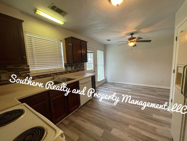 Building Photo - Make this your home!