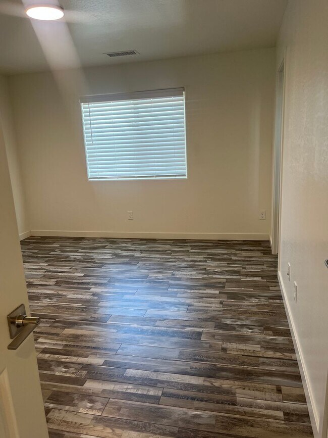 Building Photo - ***3 BEDROOM/2.5 BATHROOM IN PRESCOTT VALLEY***