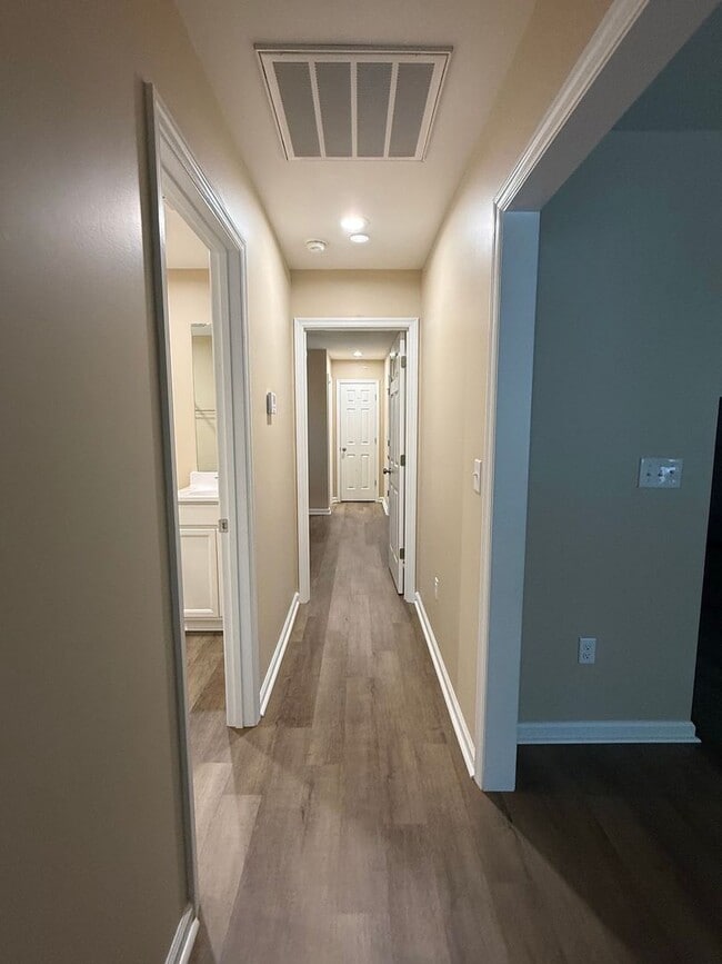 Building Photo - 2 Bedroom, 2 bath duplex.