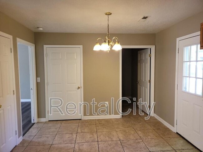 Building Photo - 2711 Hillside Dr