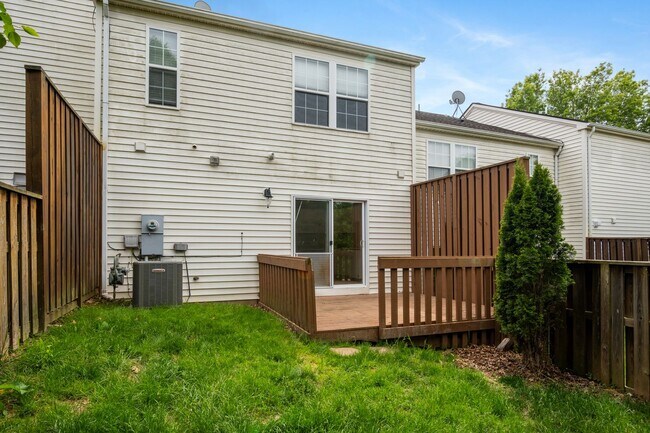 Building Photo - 3 bed/ 2 1/2 Bath.  Pet Friendly. Off Stre...
