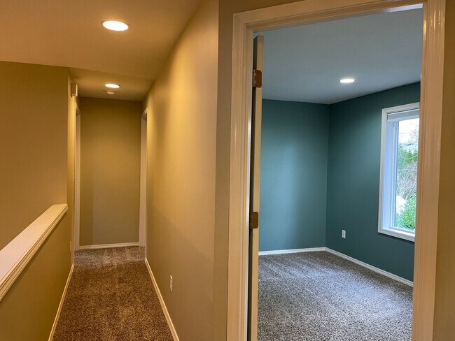 Building Photo - Adorable 4 Bedroom 2.5 Bath Home in Fisher's Landing! Fully Fenced Backyard! Mountain View High S...