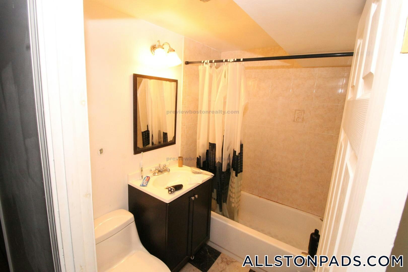 Building Photo - 30 Linden St