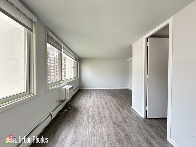 Building Photo - 1335 N Dearborn St