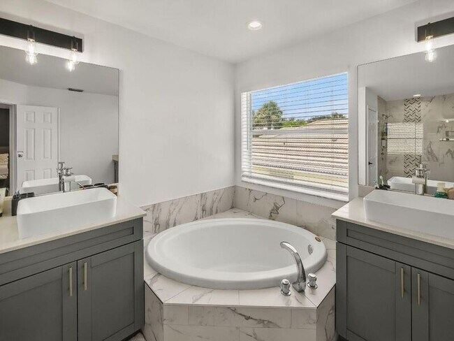 Building Photo - 6017 Newport Village Way