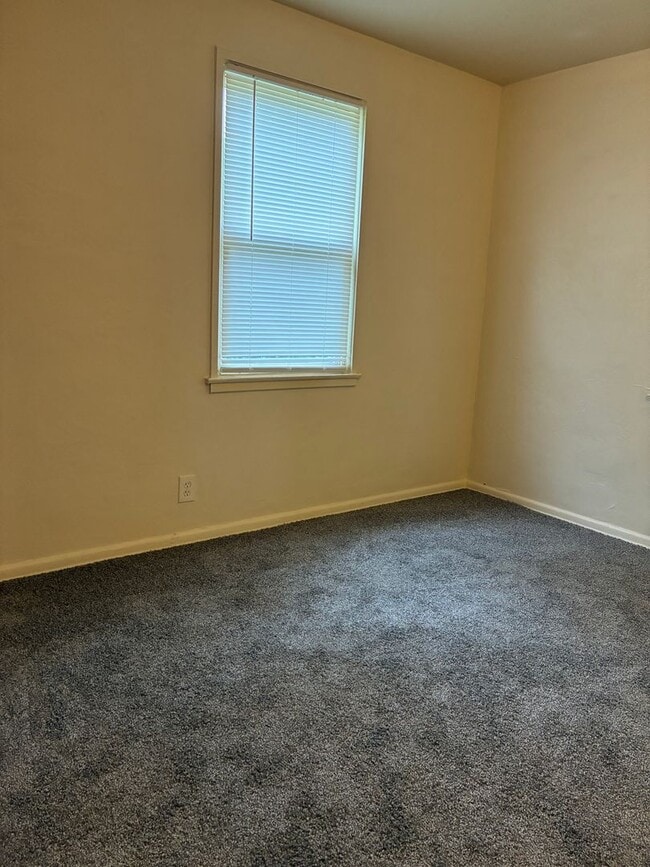 Building Photo - 2 Bedroom 1 Bathroom Single Family Home in...