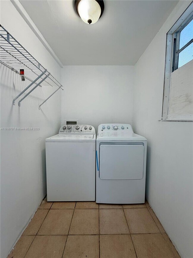 Building Photo - 2729 SW 24th St