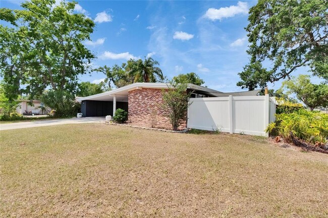 Building Photo - 802 W Russell Dr