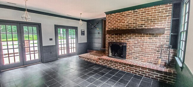 Building Photo - Oversized 4 Bedroom 3.5 Bathroom Home Situ...