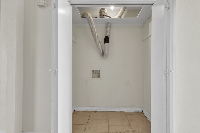 Building Photo - 6913 Chasewood Dr