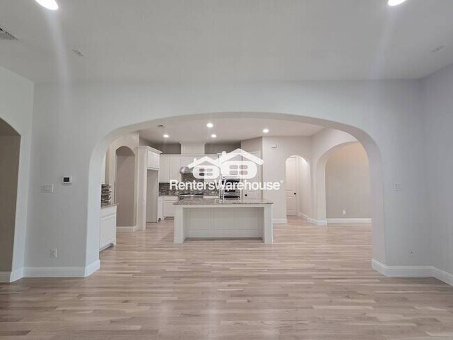 Building Photo - FOR RENT - MOVE IN READY in the highly sou...