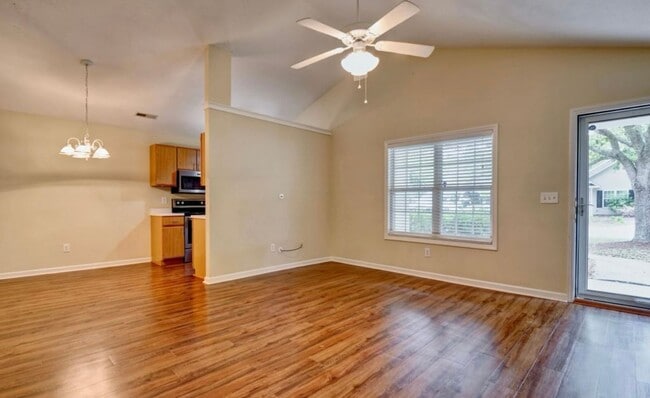 Building Photo - 3 Bedroom Home located Close To Carolina Beach
