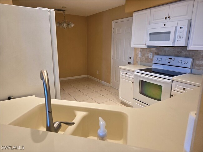 Building Photo - 25069 Peacock Ln