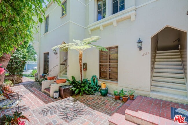 Building Photo - 253 S Elm Dr
