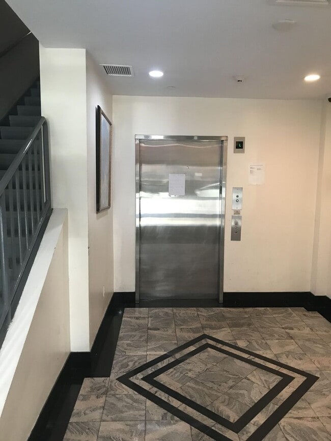 Building Photo - 2BR 1Bth unit. Great location! Must see!