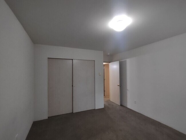 Building Photo - Ground Floor 2 BR 2BA with Storage & w/d