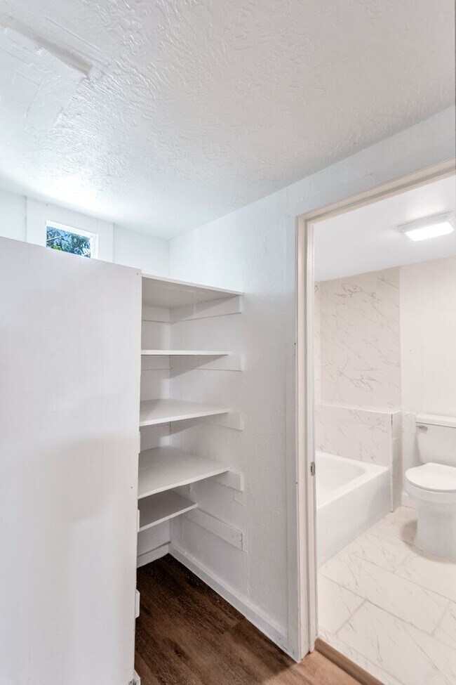 Building Photo - 107 E 11th St