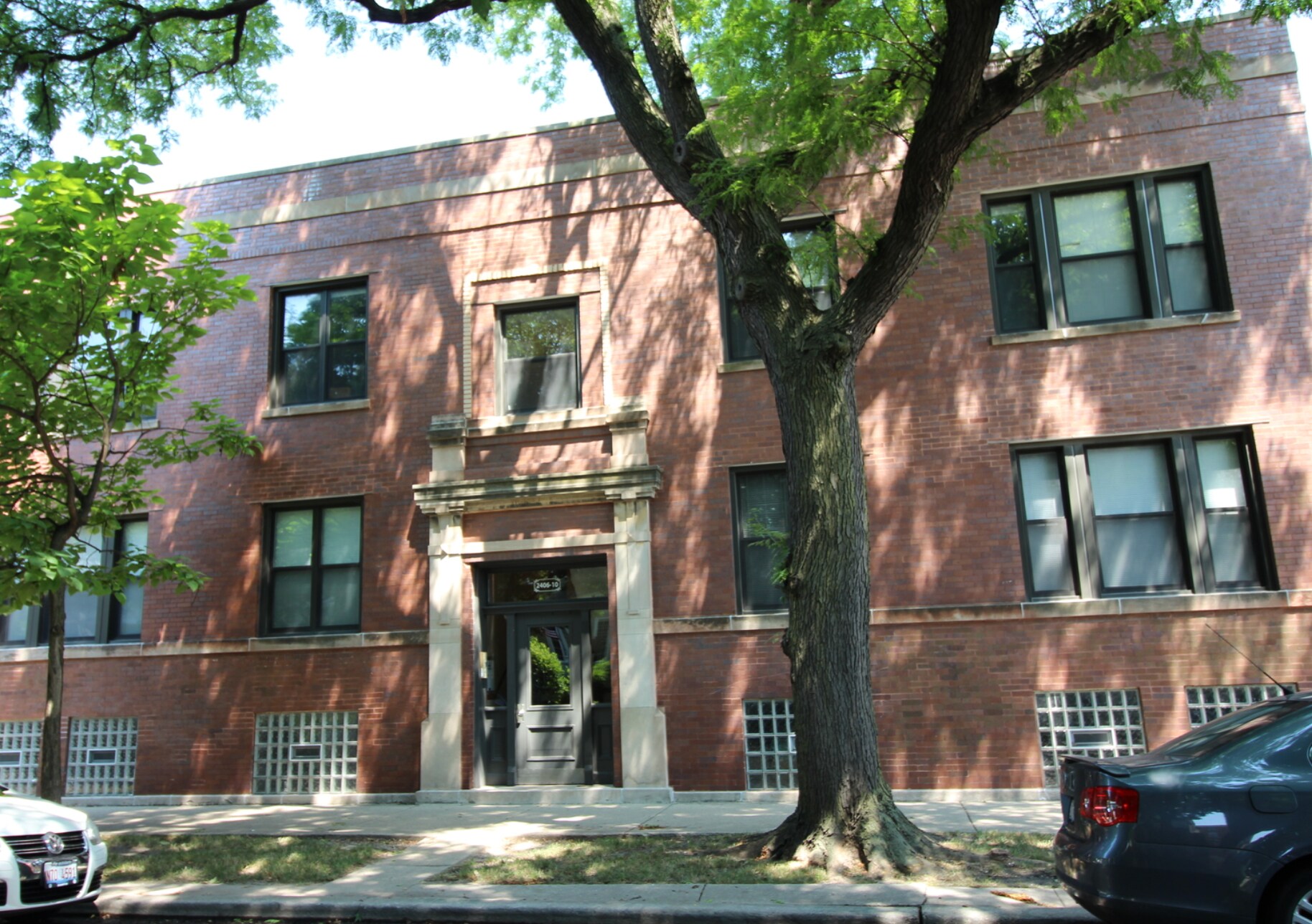 Building Photo - 2410 W Winnemac Ave