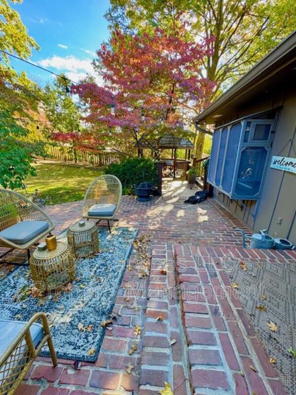 Building Photo - 615 E 101st Terrace