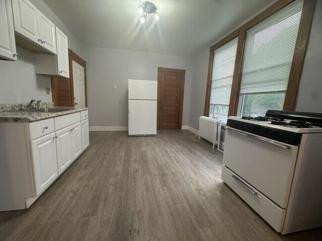 Building Photo - 3017 S Lyman St