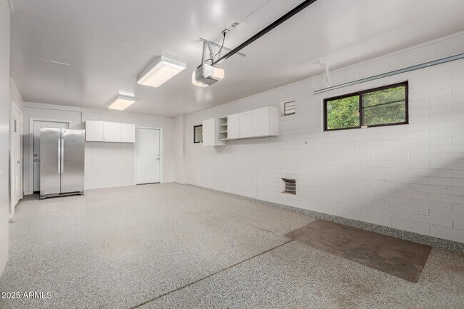 Building Photo - 5001 E Mitchell Dr